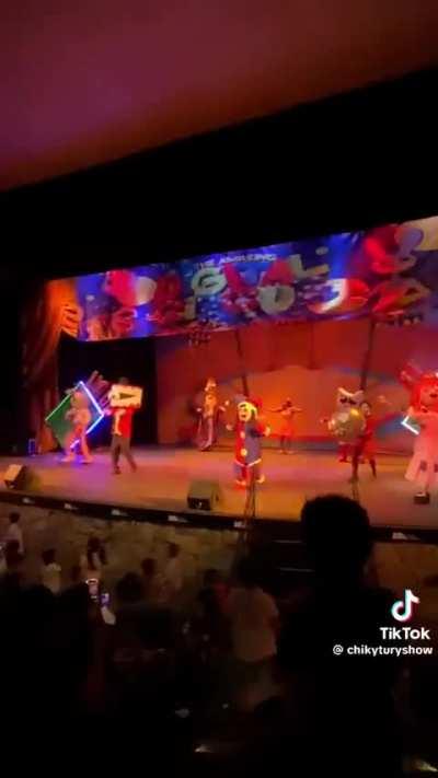 Who's concert is this? 💀