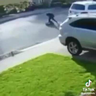 Some kids try to hold up a veteran but he’s not having it.