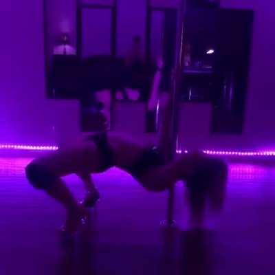 another pole video on Twitter 🔥🔥