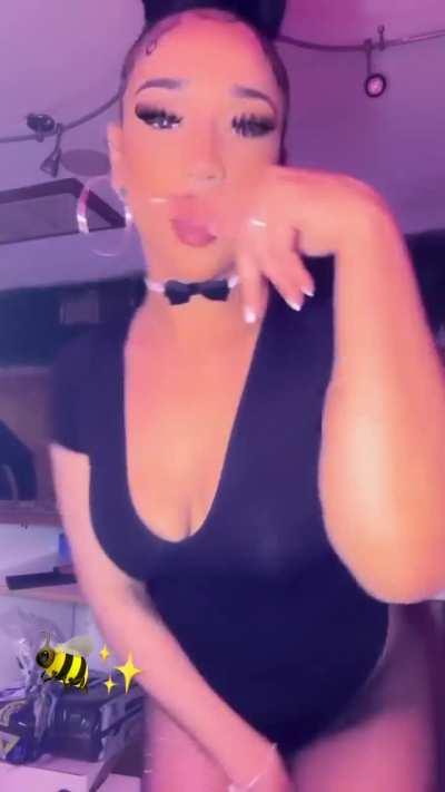 Slim and pretty (therealjewliana)