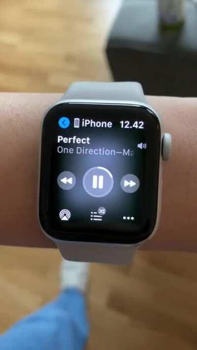 Apple Watch can’t decide which source to play the music from.