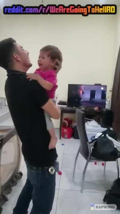 Puradel de moderator antrenat de mic cum sta treaba cu distragerea atentiei, ca sa ajunga cat mai repede in finala campionatului mondial de ciordeles