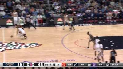 [Highlight] Kawhi's last play before he exited, where he was apparently hit