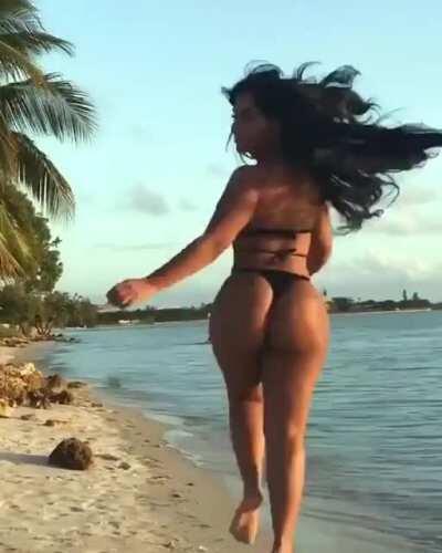 Ayisha Diaz (@ayishadiaz)