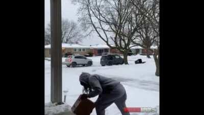 WCGW trying to steal a package off a porch