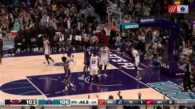 [Highlight] Hornets rookie Mark Williams snares his 20th rebound and slams down the putback for his 7th dunk of the night to put Charlotte up 5 with 45 seconds remaining.