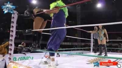 La hiedra spanked and wedgied