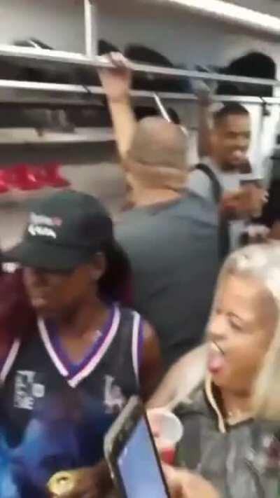 Baile funk em trem no Rio em plena pandemia