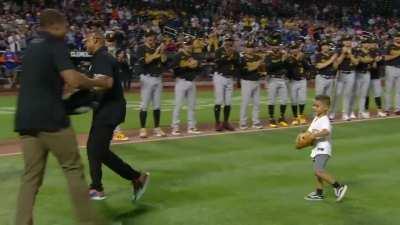 [Highlight] [Highlight] Roberto Clemente's son and grandson throw out the first pitch