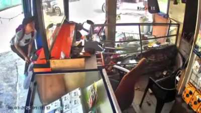 Sa sobrang pagiging kamote nya, napa-yosi nalang yung tindero eh..