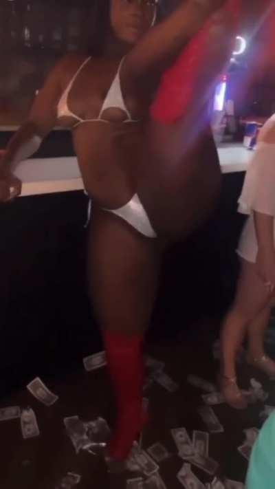 Queen.Tee 🍑🐱😏😈🇨🇦🇯🇲