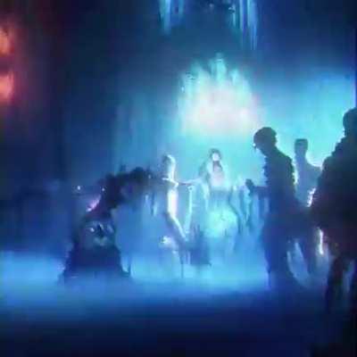 Танец Уэнсдэй сделали психоделическим видением с помощью ИИ. Современные нейросети-генераторы все еще не могут нормально обрабатывать видеоролики: каждый новых кадр почти наверняка не будет сочетаться с предыдущим. Иногда такой недостаток превращается в д