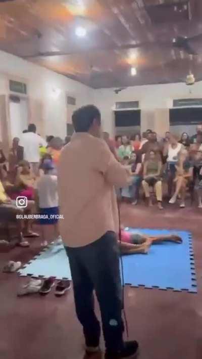 O que mais me encanta no video é a área de recreação para as crianças ali no meio da reunião