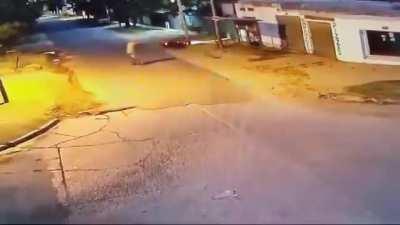 Moreno: Gendarme fue interceptado por dos motochorros mientras esperaba el colectivo, abatió a uno e hirió a otro de 15 años