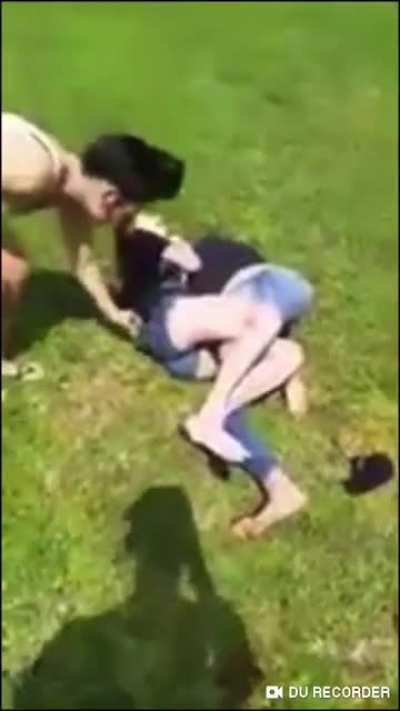 “WHAT YOU GON DO HOE” Girl put in a back choke while being humiliated by rival