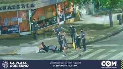 [LA PLATA] Rappi pasa en rojo, choca y termina cagado a palos