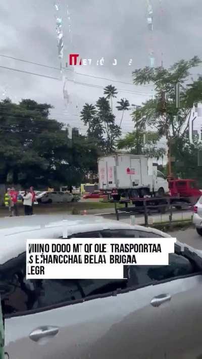 Caminhão do MSTS que transportava marmitas é guinchado pela brigada militar de Porto Alegre.