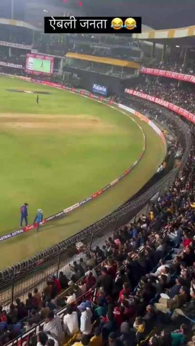 Indore crowd teasing the hell out of Gill 💀