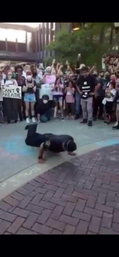 Now this is what we like to see... ‘Cops vs Protestors breakdance battle (Elgin, IL)’