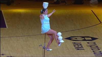 [Highlight] The Red Panda with her legendary move at Lakers halftime