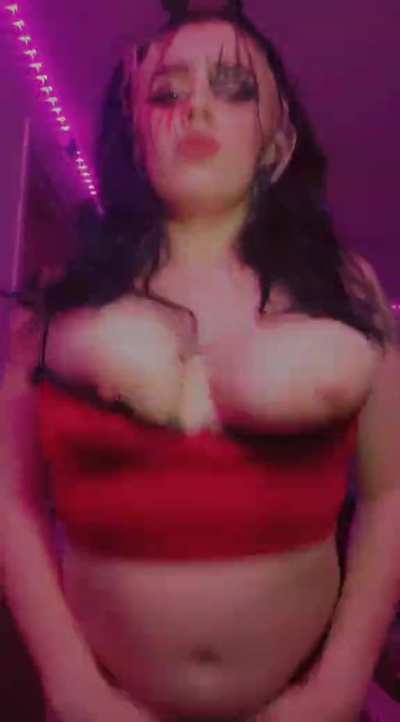 Bunny popping out her tits 