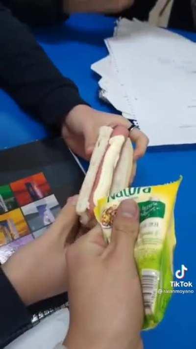 El profesor:No se puede comer en clase Los del fondo: