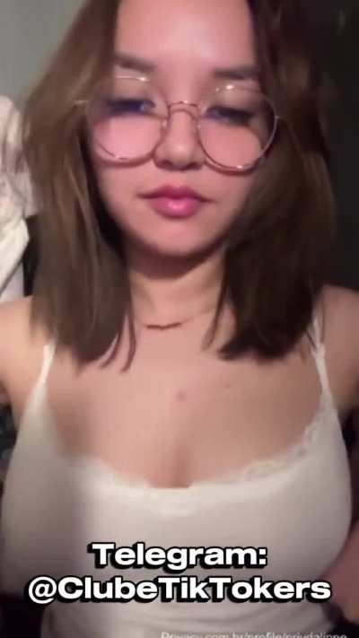 Iinclythss exibindo o peitao balançando