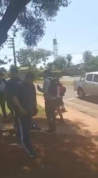 Pibe y piba se agarraron de las mechas frente al colegio: 