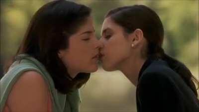 Sarah Michelle Gellar kissing Selma Blair in Cruel Intentions.