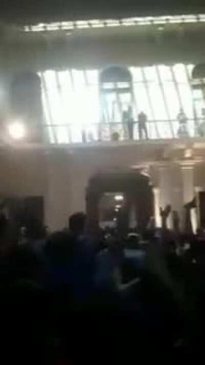 Video de Alberto Fernández saliendo a calmar a los hinchas que irrumpieron en la Casa Rosada.