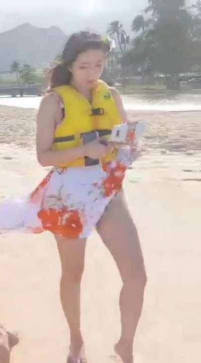 fuslie/Leslie Wearing A Bikini 🥵