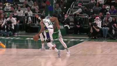 [Highlight] Giannis does a Euro Step that would make Ginobli proud