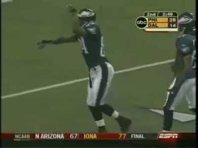 [Highlight] Donovan McNabb throws a ball 56 yards in the air on the run.... 14 seconds after taking the snap