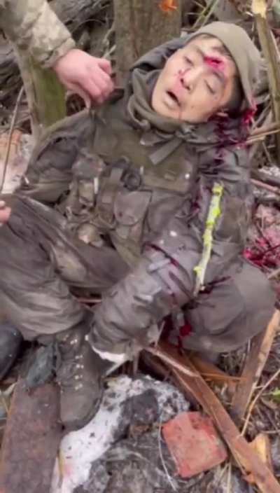 Graphic footage of dead North Korean soldier being looted (Ukraine, December 2024) translation needed