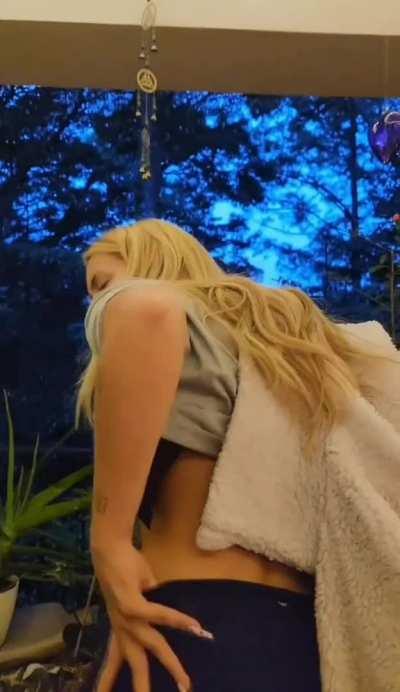 Fuckdoll wants a bigger joint 🥵💦