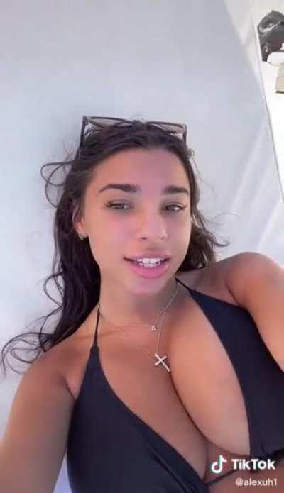 Alexuh1 showing her juggs