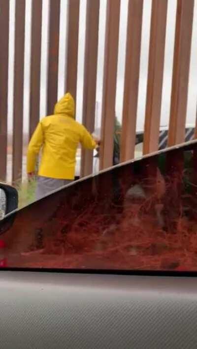 Los de la migra comenzaron a comprar tamalitos otra vez en la frontera, se estan restableciendo los negocios internacionales