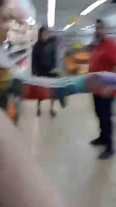 Fue a robar y encima se enoja porque la descubrieron.