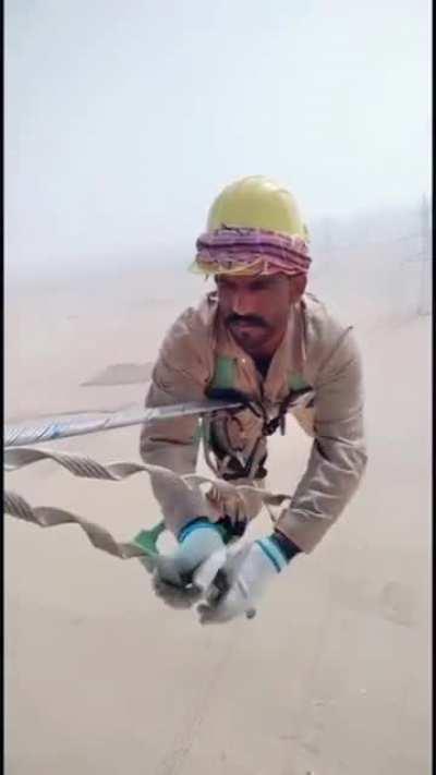 Lineman doing the honest work here