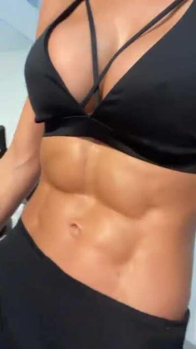 her abs from upclose...