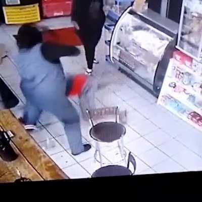 Homem passa a mão em coxa de mulher frentista e acaba levando uma sova. Depois de apanhar, o homem fugiu