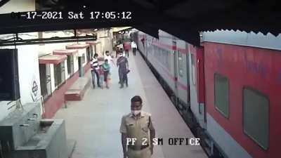 [Gujarat, INDIA] Railman Mayur Shelke rescues a child of blind mother amazingly