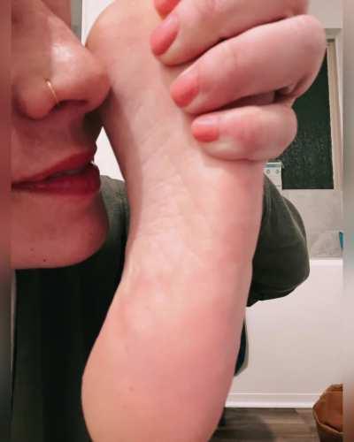 Whore I went to school with sends me her feet pics