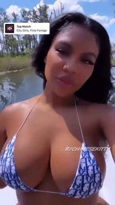 Kitty on the lake 💦