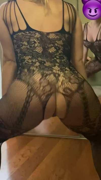 Raise your hands 🙌🏻 if you like fishnets