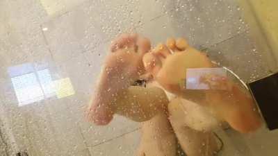 shower feet