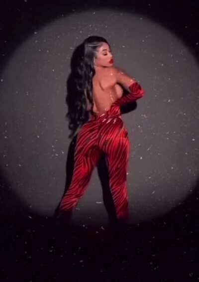 She fully got her tits out😳