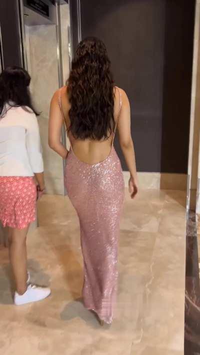 Petite Fucktoy Manushi Chillar's Small but Very Tight Ass. Bitch looks all set to be Bollywood's New Analslut. Saali ko issi dress me jhuka ke Gaand maro aur Nangi Peeth me Nishan do