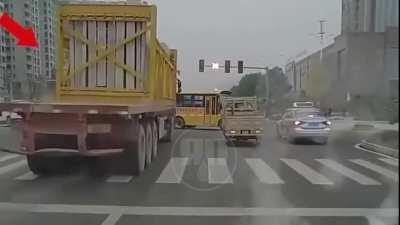 WCGW If you have an unsecured load? DISASTER! *Warning Nightmare inducing video*