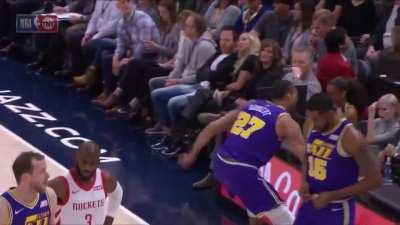 [Highlight] Rudy Gobert absolutely obliterates standing cup of water and is ejected.